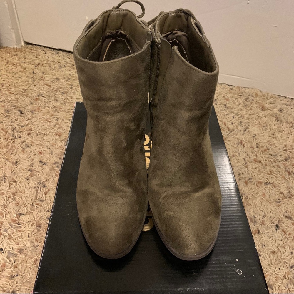 Army green Chelsea boot